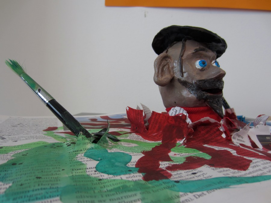 Elever i år 7 har skapat uttrycksfulla huvuden i lera som de sedan målat och placerat på spännande platser